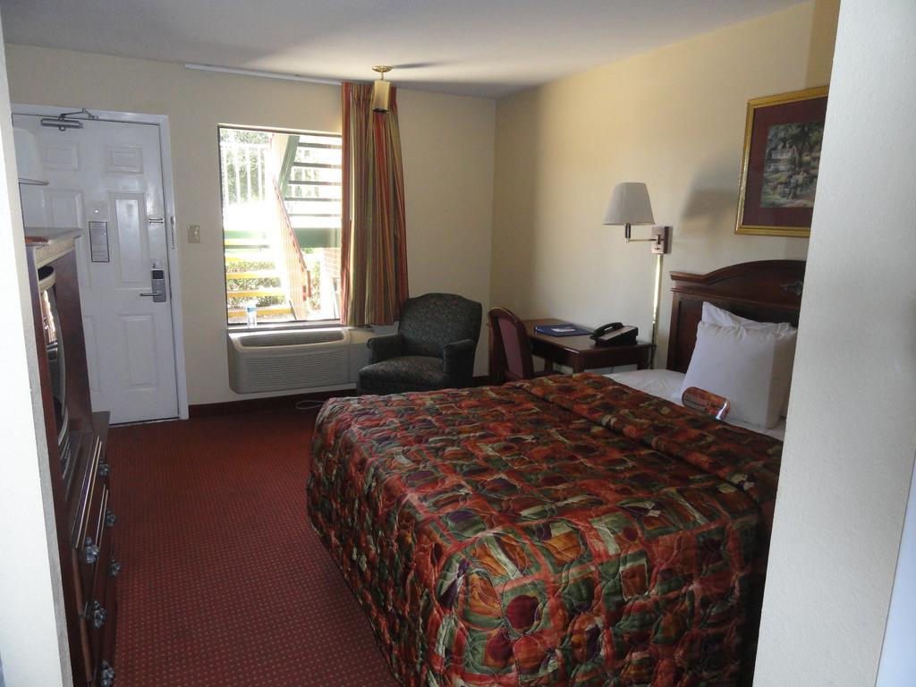 Hotel 6 Downtown Baylor 2*